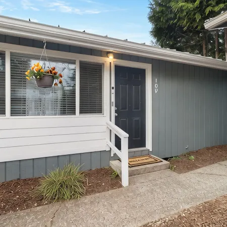 AC IN UNIT Modern 2 bedroom remodel walking distance to downtown