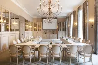 Van der Valk Hotel Bloemendal - ที่มีสระว่ายน้ำ