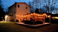 roomy CHALET-3 mts WALK2LAKE w/LINENS/FIREPIT/HOTTUB/GAMES/BB&JACK FROST Ski mts - Wi-Fi