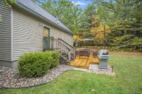 All-Seasons Woodland Escape: Fire Pit, Deck, Grill - Chalets