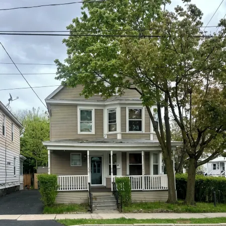 Colonial Style Home 5 Br 2 bath n’ Parking! Close to restaurants n’ colleges!