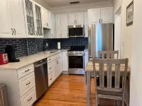 Charming Apartment with Pool, Free Parking, Walk to Everything Downtown. - Huoneistot