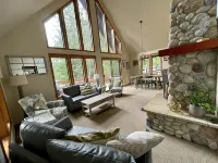 Luxurious Cabin Style Lake House walking distance to Lake Cushman - WiFi