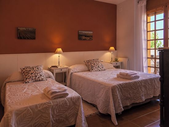 Farmhouse in a nice wine region 40 mins to Barcelona and 25 to Sitges beaches.