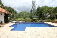 Pristine pool, 4K cinema complete with Apple TV & two Staff members. - 民泊