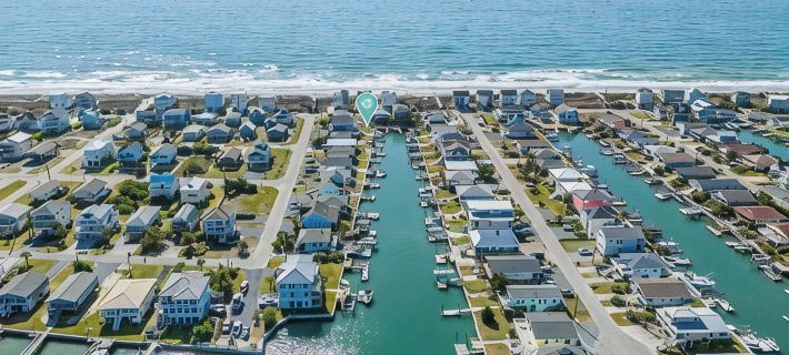 Steps to the Beach. Canal Front with New Dock. Clean, Cozy Getaway. Hotels in Pender County