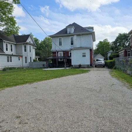 Charming historical 4 bd & 3 full ba home in Terre Haute with WiFi, AC & parking