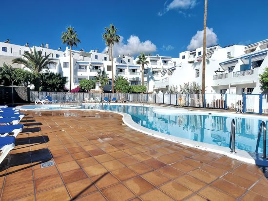 Sunny and comfy appartment in a residencial development near the sea