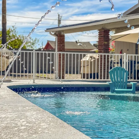 Relaxing Oasis! 5 bedroom 3 bath with Pool