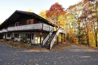 Townhouse in the mountains, close to Storyland and more!