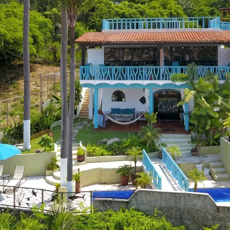 Amazing views, 5 minutes from downtown or the beach, quiet area of town