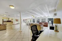 Delray Home W/Pool-Close to Beach & Downtown Atlantic Ave-Fun Tiki Hut-Bike-WiFi - 2-Star
