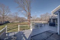 Spacious home for entertaining, centrally located to beach, ferry, and airport. - Swimmingpools