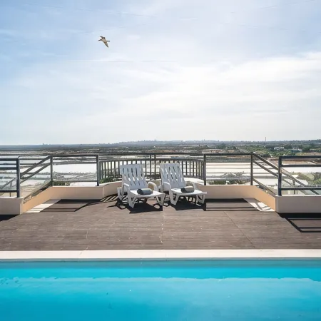 Golf, beach, country and city. Central and modern for up to 5 guests
