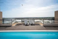 Golf, beach, country and city. Central and modern for up to 5 guests - 4-Star