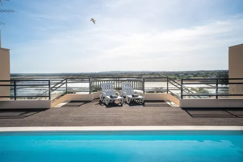 Golf, beach, country and city. Central and modern for up to 5 guests