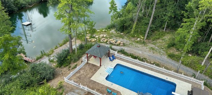 Experience Glamping in style. Private Hot tub spa! Private lake -Pet Friendly Hotels in Williamson County