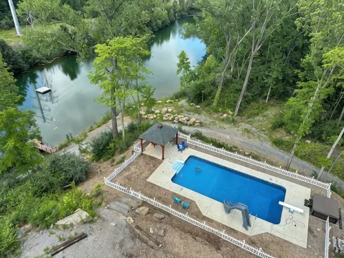 Experience Glamping in style. Private Hot tub spa! Private lake -Pet Friendly - 4-Star