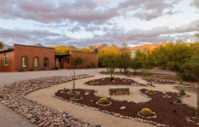 Mtn views, pool, hot tub, fire pit / 2 King suites / game room / modern & luxe