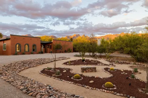 Mtn views, pool, hot tub, fire pit / 2 King suites / game room / modern & luxe