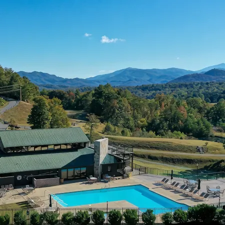 Luxury Family Lodge w/Amazing re-Views/Game Room/Hot-tub/Pool/10 min2Cades Cove