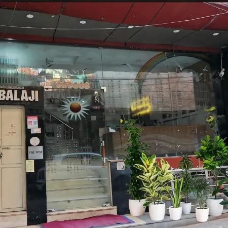 Staybook Hotel Jai Balaji New Delhi Railway Station Отели рядом с достопримечательностью «Рынок Садар-Базар»