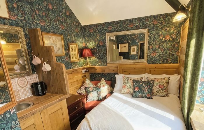Cosy boutique style space.  Close to country pub. Direct bus route to Liverpool.