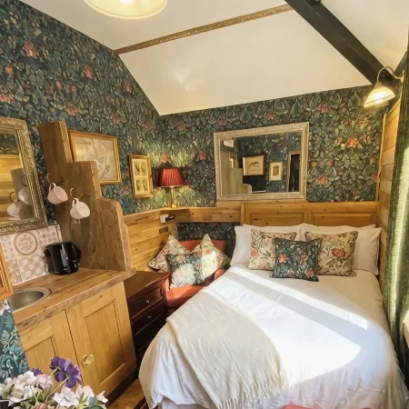 Cosy boutique style space.  Close to country pub. Direct bus route to Liverpool.