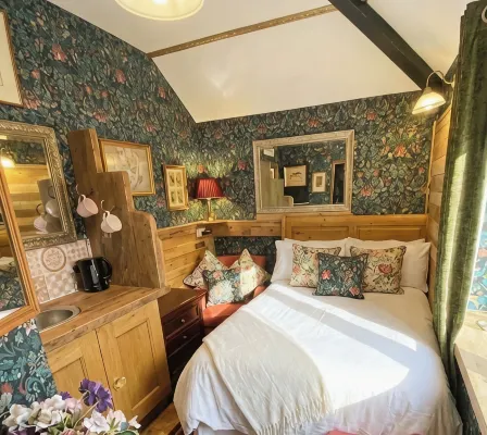 Cosy boutique style space.  Close to country pub. Direct bus route to Liverpool. - Wifi