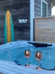 Romantic Tropical-themed Bungalow by the Sea. Pet Friendly!! Sleeps 2 - 비치