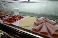澤尼特兩公主飯店 - 早餐