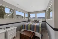 Priest Lake Waterfront Property With Majestic Lake & Mountain Views. - マウンテンビュー