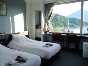 湖のホテル