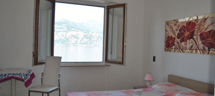 Romantic Apartment with a Wonderful Lake view—GREAT Price in OCTOBER—parking Space Included Hotels in Malcesine