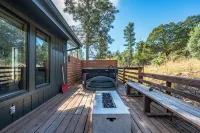 Deer Lover's Paradise w/Hot Tub.  Private Retreat But Only 5 Mins to Downtown. - Chalets
