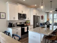 Charming & Spacious Townhome on North College Street in Auburn - บังกะโล