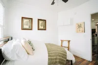 “La Playa” Downtown Brunswick Beach Cottage - near St. Simons & Jekyll