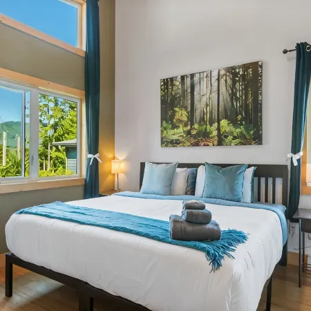 Panoramic Rainforest & Ocean Views, Fire Pit & EV Plug in Ucluelet