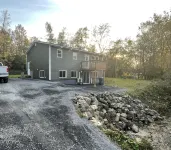 Modern 4 bedroom, 2 living room overlooking creek - chambre d’hôtes