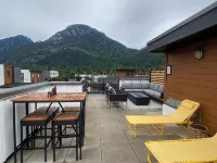 Stylish 3 bedroom townhome with rooftop patio Hotels in Squamish