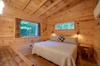 Spacious Secluded Cabin on 100 Acres Near Red River Gorge - Hytter