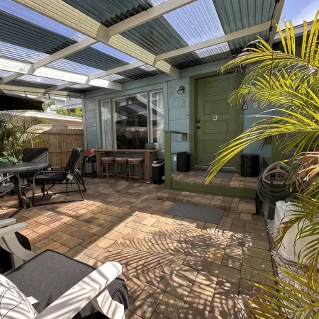 Tropical Green Cottage – Siesta Key, Just Cross the Street! Unit B