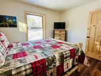 Brand New 3-bedroom cottage with WiFi and AC in enchanting Downtown Eagle River Hotel di Sungai Eagle