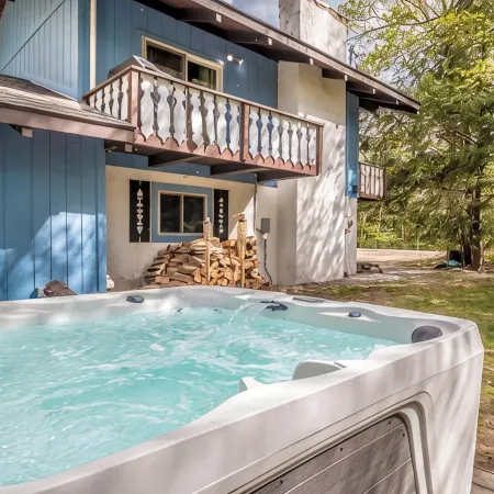 Loose Moose Lodge – Family Chalet, Fireplace, Ski!