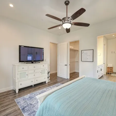 Gorgeous 4-bedroom house steps to Historic Folsom's Sutter Street & Lake Natoma Hotele w: Folsom