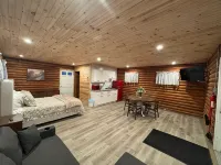Peaceful log cabin on a back gravel road with private deck and amenities of home - Hytter