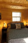 Peaceful Cabin in the Forest with Hot Tub & Views - Hill Haven - Feriehus