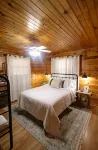 Cozy Creekside Cabin - Sleeps 6 - Perfect for campfires & making memories - Alphydda