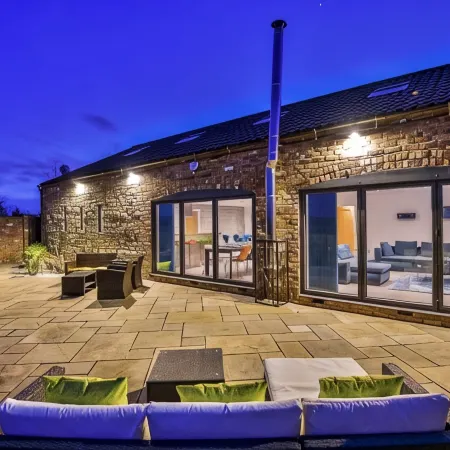 Lincoln 4-Beds Sleeps 13 Hot Tub & Pet Friendly