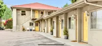 Agave Inn - parking